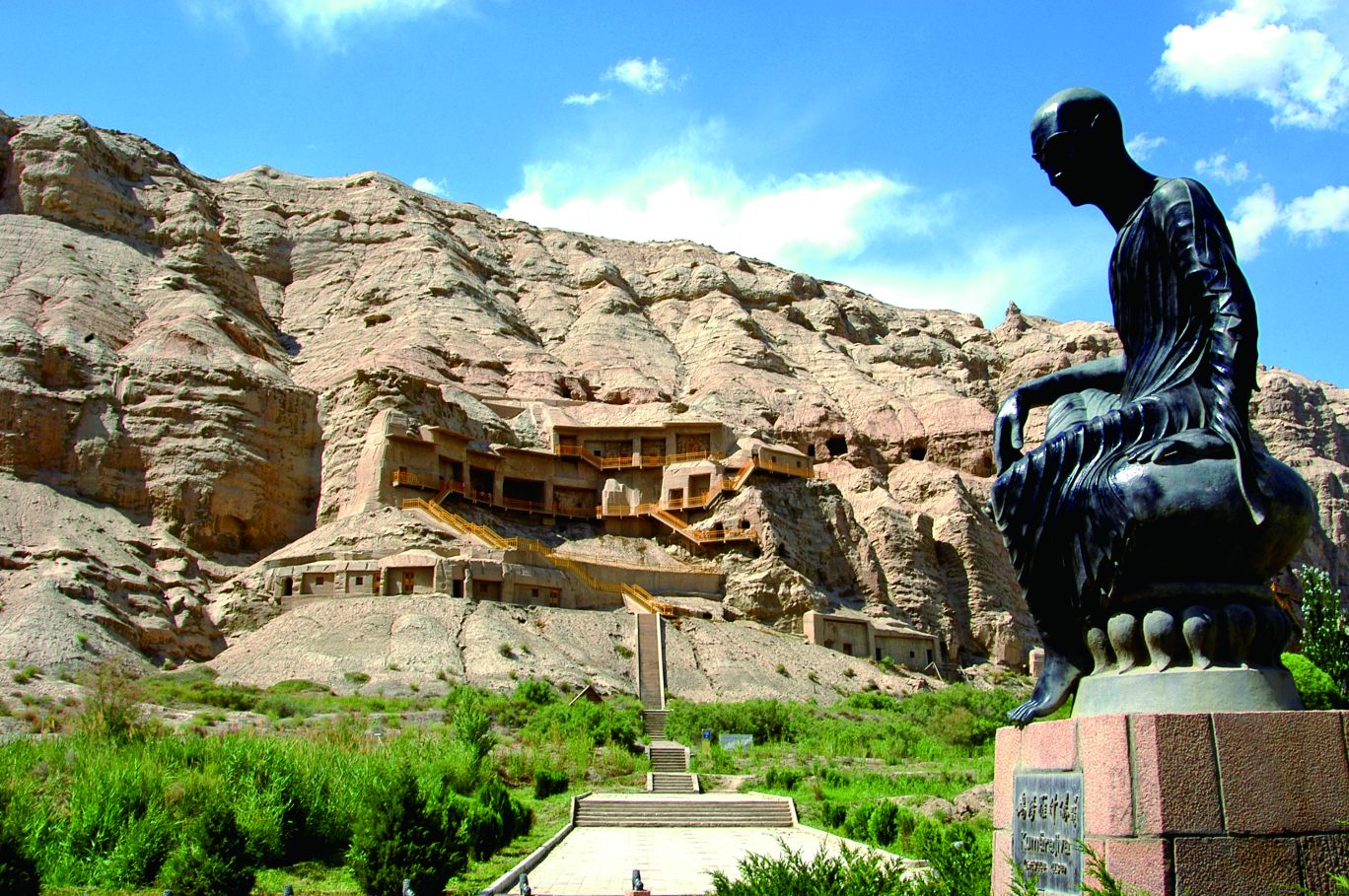 有世界上最大的盐山,有中国最有名的苹果,有新疆最好吃的羊肉,有世界